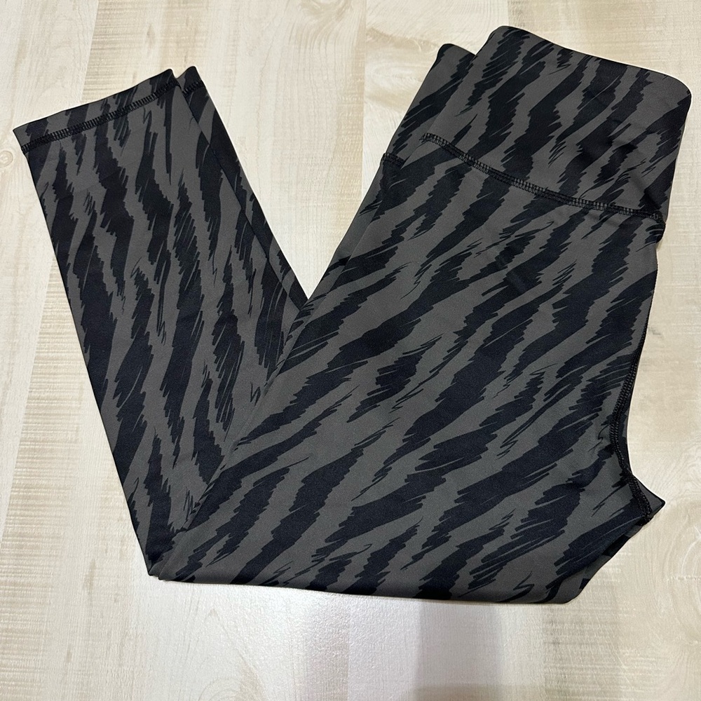 ZYIA Gray Sketch Light n Tight Hi-rise Capri 20"